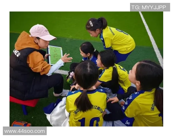 绿茵逐梦青春热血交锋展现团队精神与荣耀追求